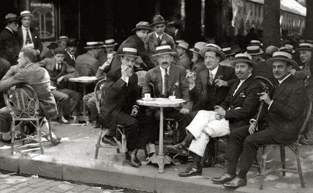 Varios hombres posan en una terraza de San Sebastián en 1925. /Pascual Marín (Kutxa Fototeka CC BY-SA)