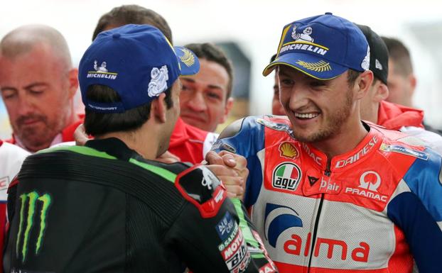 Jack Miller, felicitado por Johann Zarco. /Reuters