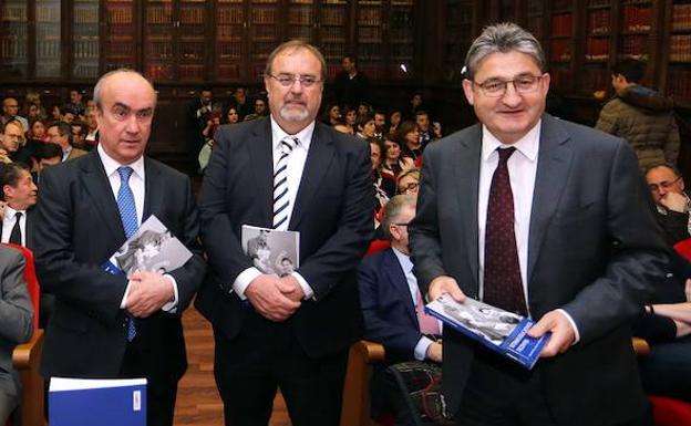 El consejero de Educación, Fernando Rey, junto a Mariano Jabonero, coordinadores del libro 'Sistemas educativos decentes' acompañados del presidente del Consejo Social de la Universidad de Valladolid Óscar Campillo, en la presentación de la publicación./Chacón