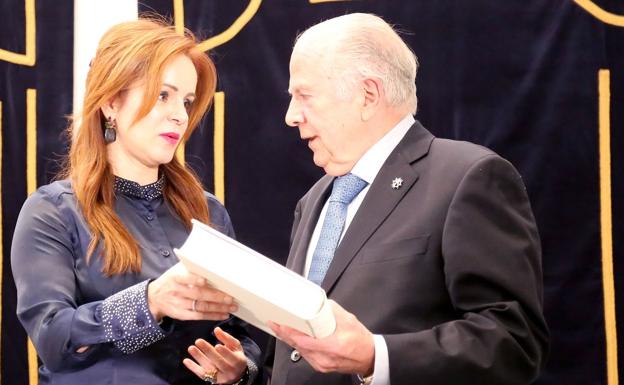 Un instante de la entrega del informe del Procurador del Común./