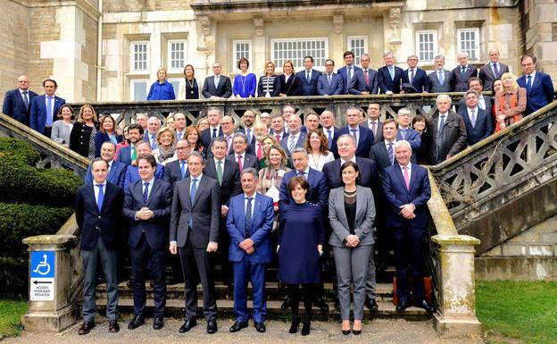Foto de familia de la reunión./