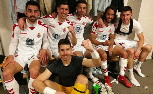 Los jugadores celebran la victoria en el Mini Estadi./