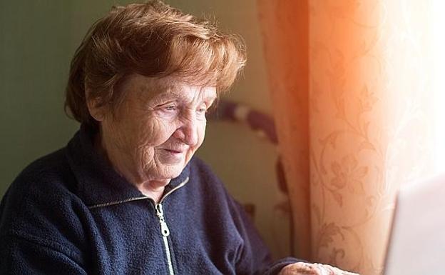 El número de personas que viven solas en Castilla y León sube un 4,2% en cinco años y supera ya las 295.000