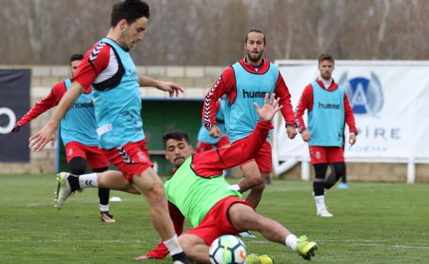 Iza e Ibán Salvador, en un lance del entrenamiento de este viernes./