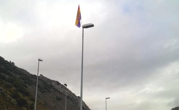 La bandera republicana, en Ciñera./