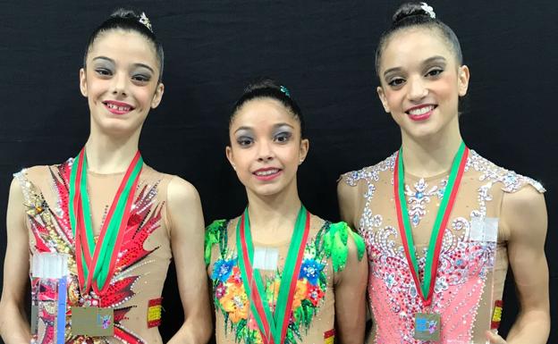 Sara Llana (D), junto a Olatz Rodríguez, Paula Serrano y Clara Vilasánchez./