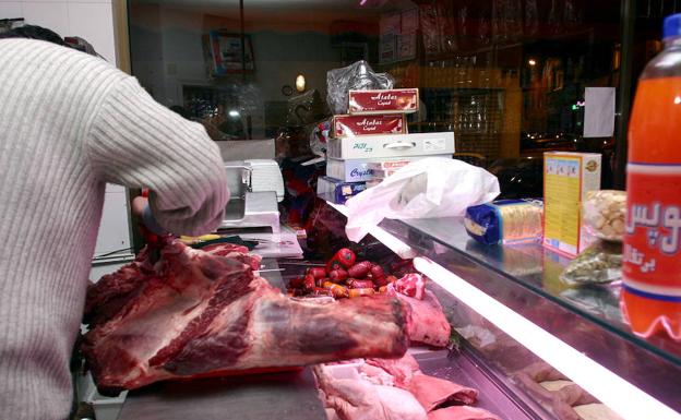 Preparación de carne halal en una de las tres carnicerías islámicas de Valladolid. /Miriam Chacón