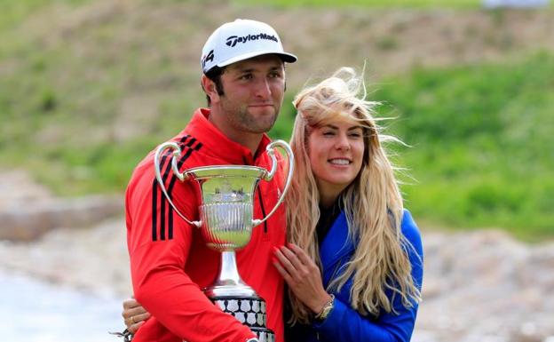 Jon Rahm, con el trofeo y su pareja Kelly. /EFE