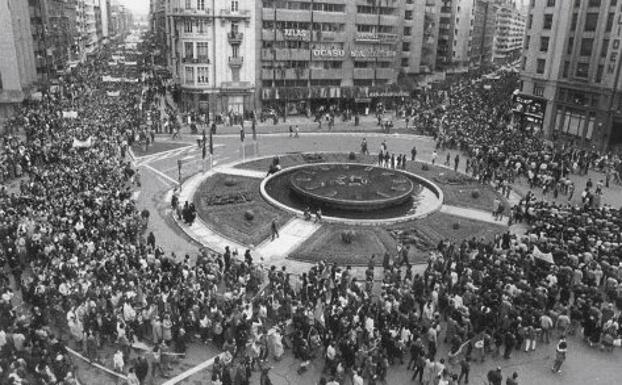 Imagen de la manifestación a su paso por la Plaza de Santo Domingo.