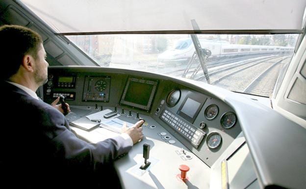 Imagen de un maquinista en el interior de una cabina de un tren AVE./