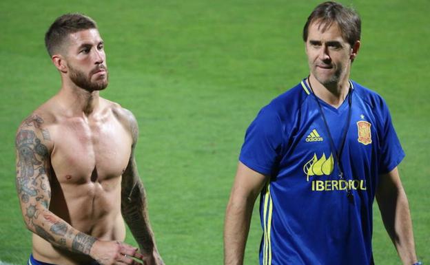 Lopetegui junto a Sergio Ramos en un entrenamiento en el Reino de León./R. Fariñas