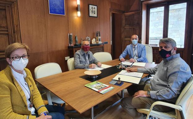 Imagen de la firma del convenio entre Ayuntamiento de León y Asociación de Vecinos Rey Ordoño.