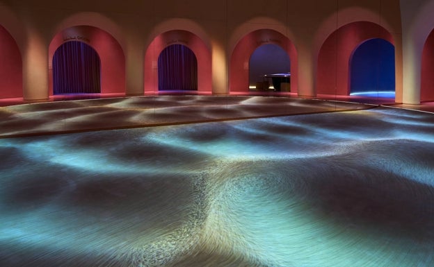 Mullida alfombra que masajea los pies en 'El oasis', un lugar destinado a la relajación.