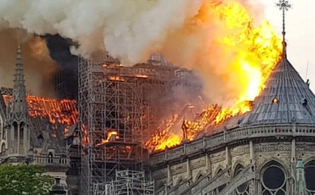 Arde Notre Dame: espectacular incendio en uno de los emblemas de París | El  Bierzo Noticias - Leonoticias