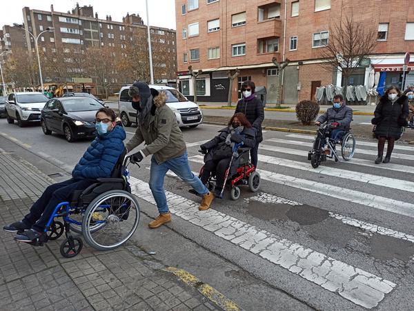 Paseo en silla de ruedas en Ponferrada con motivo del Día Internacional de las Personas con Discapacidad