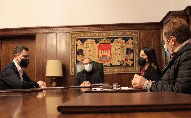 Reunión del alcalde de Ponferrada con los parlamentarios leoneses del PSOE.