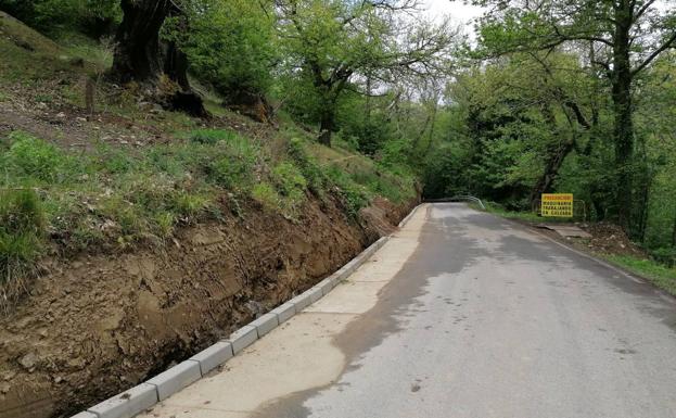 Obras de mejora en la carretera de acceso a Peñalba de Santiago y Montes de Valdueza./