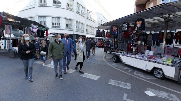 El alcalde de Ponferrada y la edil de Comercio supervisaron las labores de traslado de los puestos del mercado semanal.