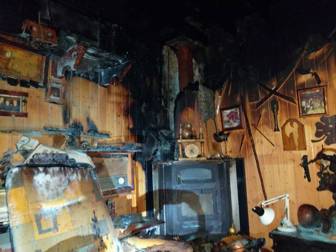 Imagen de una de las viviendas afectadas por las llamas.