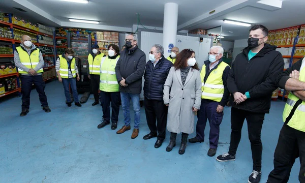 El alcalde de Ponferrada, Olegario Ramón (C), visita las instalaciones del Banco de Alimentos del Sil.