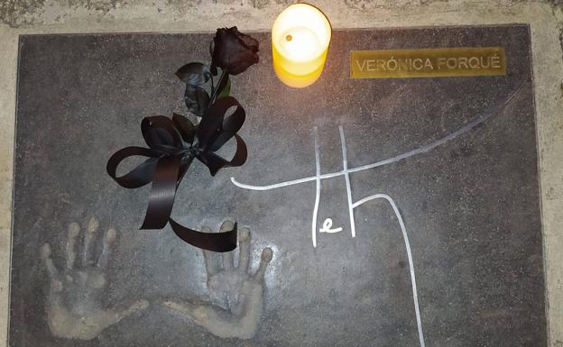 Una vela y una rosa recuerdan a Verónica Forqué en Ponferrada.