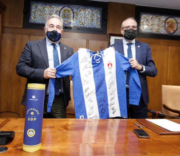 El alcalde, el presidente de la SD Ponferradina y el edil de Deportes, durante la firma del convenio.