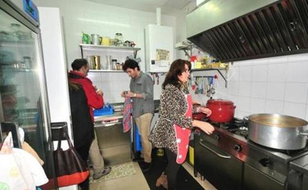 Imagen de archivo de varios voluntarios trabajando en la cocina del Hogar del Transeúnte de Ponferrada.