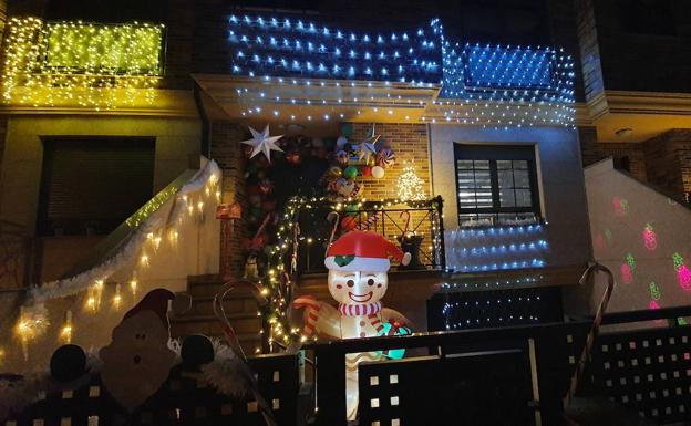 La decoración navideña de una vivienda en el barrio de Compostilla se hizo con el segundo premio en la categoría individual o familiar. /