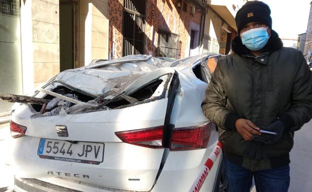José Martínez Castillo, junto a su coche que resultó siniestro total como consecuencia de la explosión./Carmen Ramos