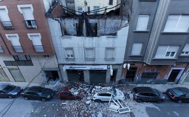 Estado en el que quedó el edificio afectado por la explosión en Ponferrada. 