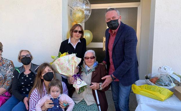 El concejal de Movilidad felicita a Sara Rodríguez por sus 100 años./