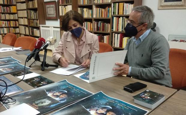 La concejala de Cultura y el director de la Biblioteca Municipal de Ponferrada presentaron la XXIII edición del Salibrín./Carmen RAmos