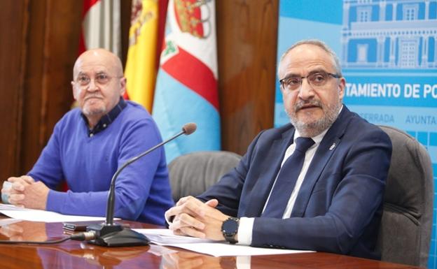 El alcalde de Ponferrada y el concejal de Sostenibilidad Ambiental durante su comparecencia. /César Sánchez