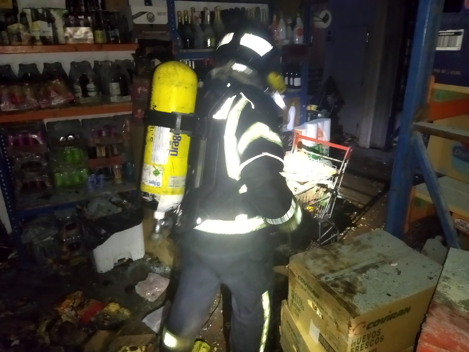Los Bomberos de Ponferrada ventilaron y localizaron los focos del incendio en el almacén de La Peregrina./Ayto. ponferrada
