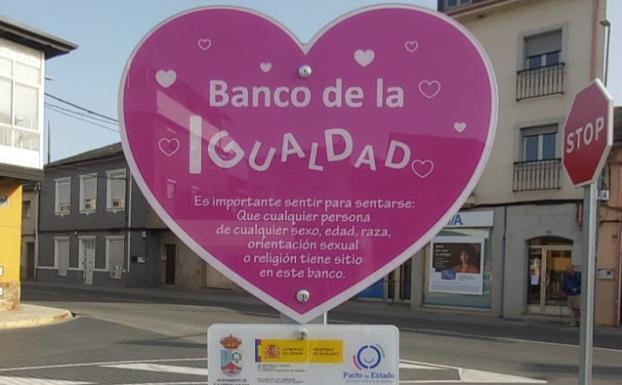 Letrero que acompaña a los 'Bancos de la Igualdad' instalados en Camponaraya.