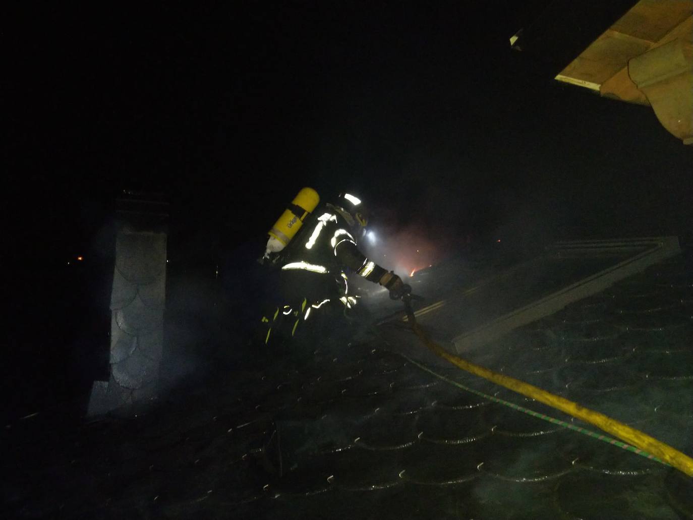 Los Bomberos de Ponferrada acudieron a sofocar las llamas que ocasionaron daños ne la cubierta de la casa./