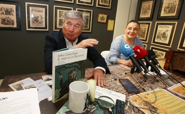 El alcalde de Carracedelo, Raúl Valcarce, y la directora del Museo Munic, en la presentacion de las jornadas 'Primaveras de autor'.