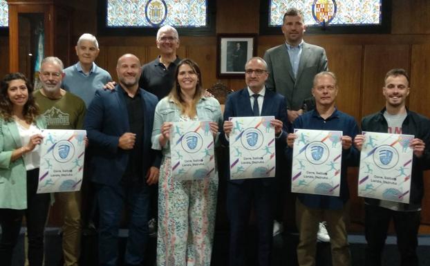 El alcalde de Ponferrada y el edil de Deportes arroparon a Sabina Asenjo, Manuel Martínez y el resto de miembros del club en la presentación. 