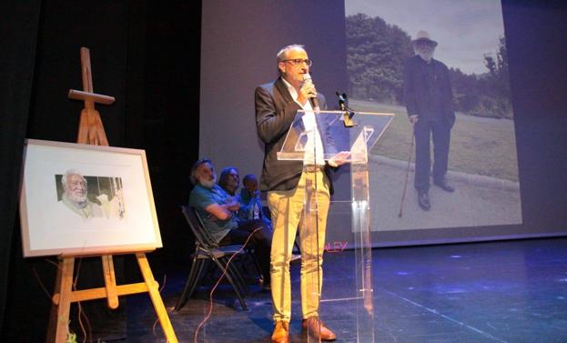 El alcalde de Ponferrada, en el acto 'Fernando Fueyo en el recuerdo', en homenaje al artista. 