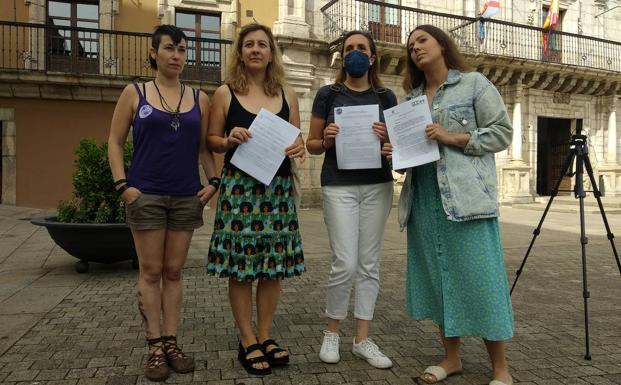 Representantes de la Asociación Feministas Bercianas, este jueves ante el Ayuntamiento de Ponferrada.