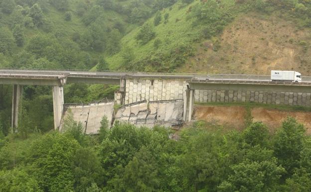 Derrumbe del viaducto del Castro en el municipio leonés de Vega de Valcarce./césar sánchez