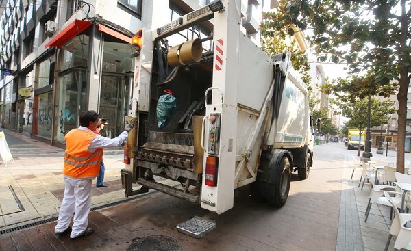 Un operario de FCC realiza labores de recogida de basura en el centro de Ponferrada.