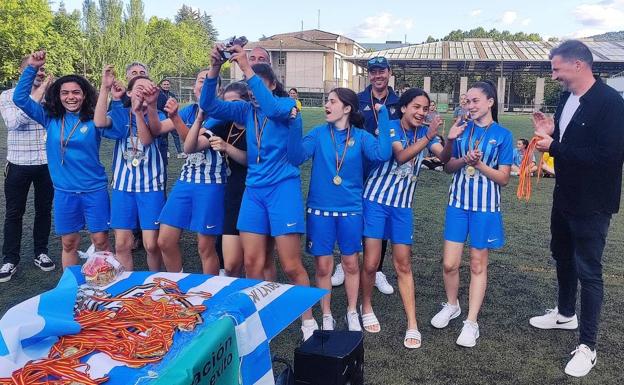 El concejal de Deportes (D) entregó los trofeos del I Torneo de Fútbol Femenino Ciudad de Ponferrada.