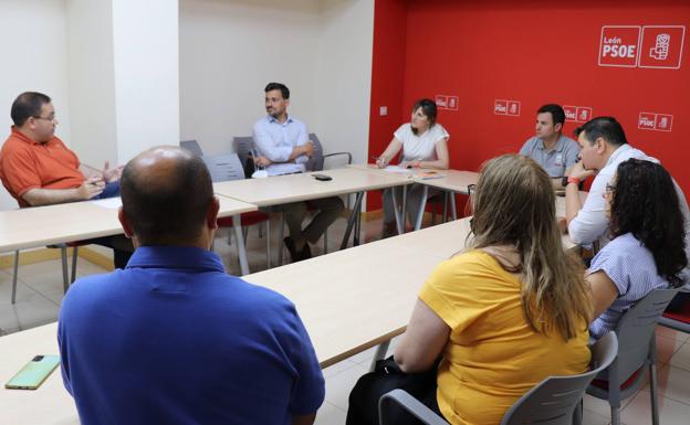 Imagen de la reunión entre miembros de la Ejecutiva, integrantes de la Junta Vecinal de Santa Cruz del Sil y del Club Xeitu./
