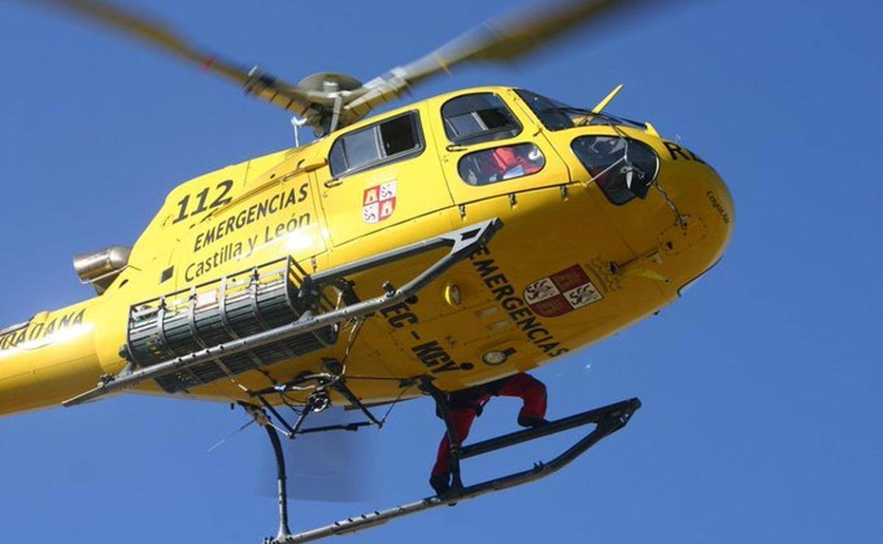 Imagen de archivo del helicóptero medicalizado, medio de transporte que trasladó ala ccidentado hasta el Hospital Universitario de León.