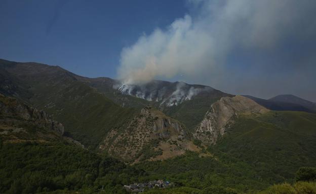imagen del Incendio y abajo la localidad de Peñalba./César Sánchez