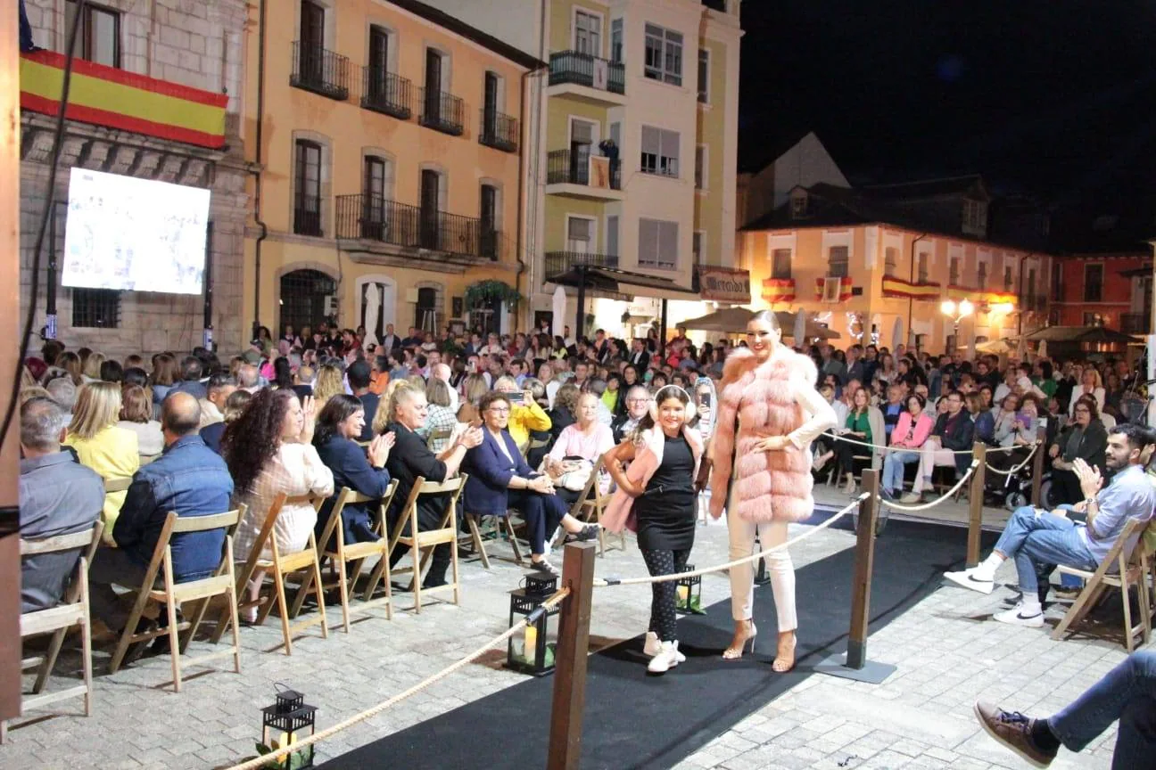 Pasarela de moda y piel Julio Lama en la plaza del Ayuntamiento de Ponferrada.