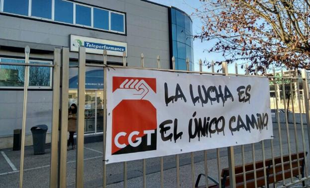 Pancarta reivindicativa de CGT a las puertas de Teleperformance en Ponferrada.