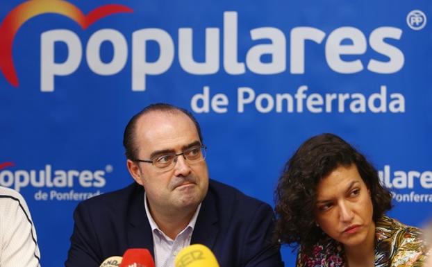 El portavoz municipal del PP, Marco Morala, junto a la concejala Lidia Coca. /César Sánchez