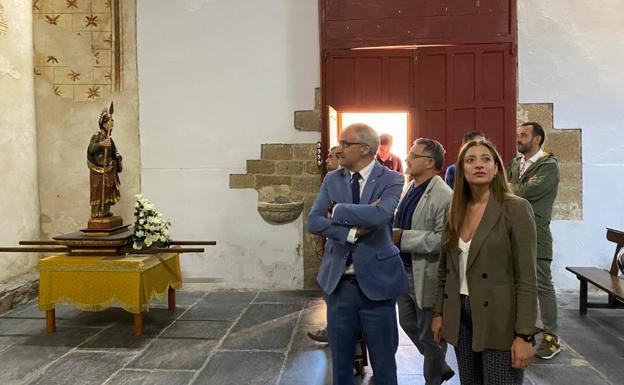 La delegada territorial y el alcalde de Ponferrada durante su visita a la iglesia de Santo Tomás de las Ollas./